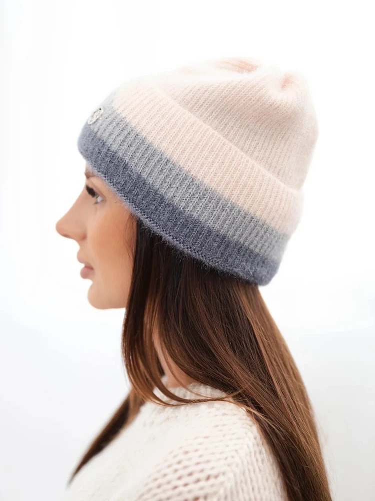 Moteriška rumbuota kepurė beanie su dekoracija, pilkos spalvos