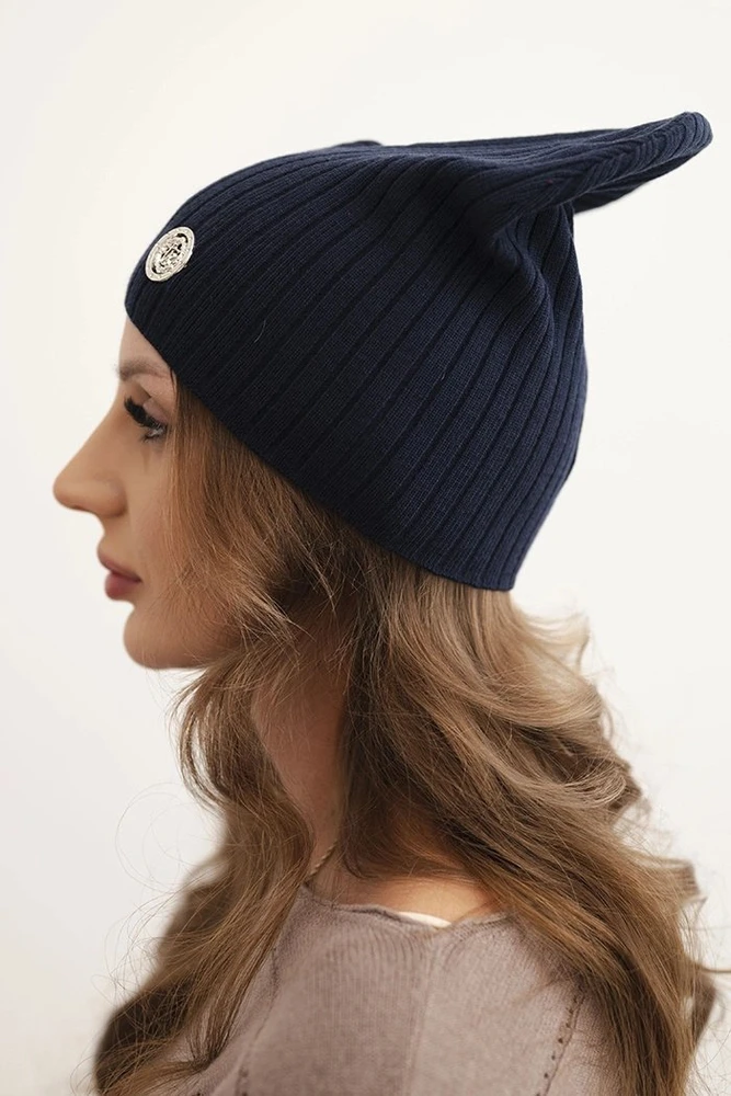 Moteriška rumbuota kepurė su dekoratyvine sage, tamsiai mėlynos spalvos