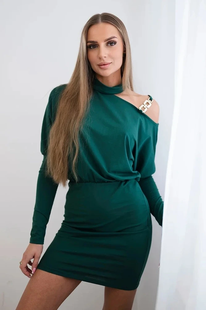 Moteriška suknelė su dekoru ant peties, tamsiai žalia