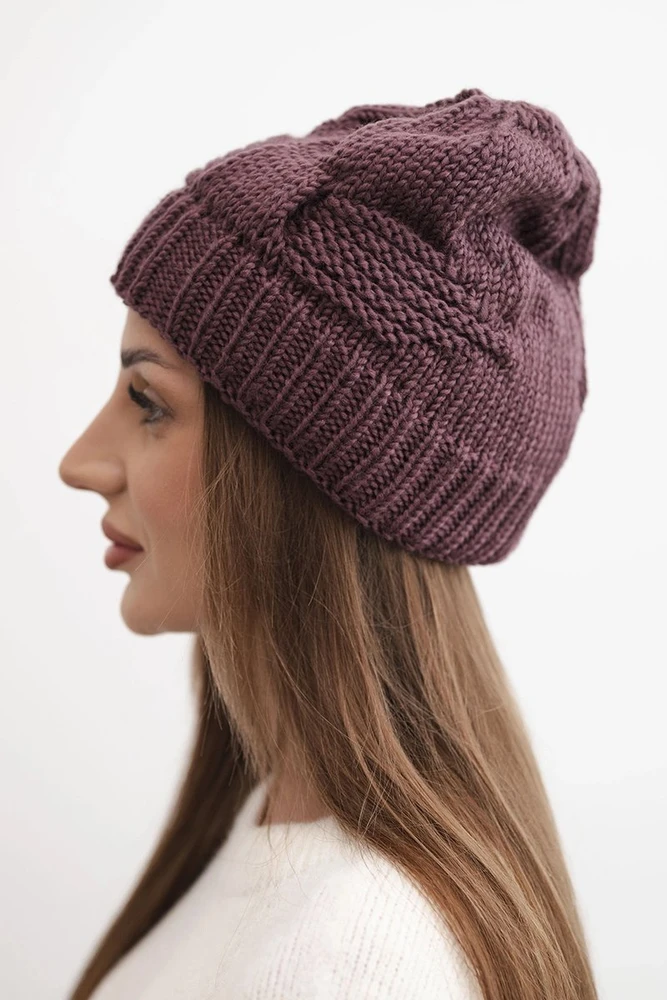 Moteriška žieminė kepurė beanie su dekoratyviniu pynimu, tamsiai violetinė