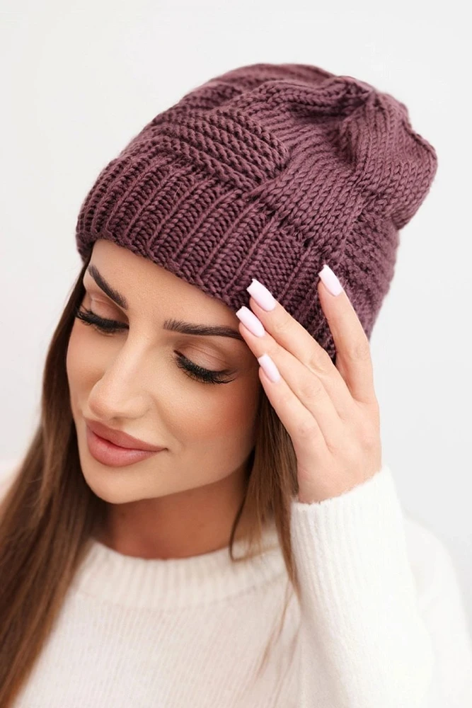 Moteriška žieminė kepurė beanie su dekoratyviniu pynimu, tamsiai violetinė