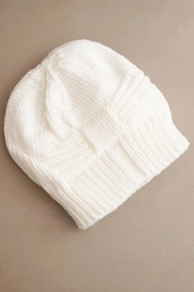 Moteriška žieminė kepurė beanie su dekoratyviniu pynimu, balta
