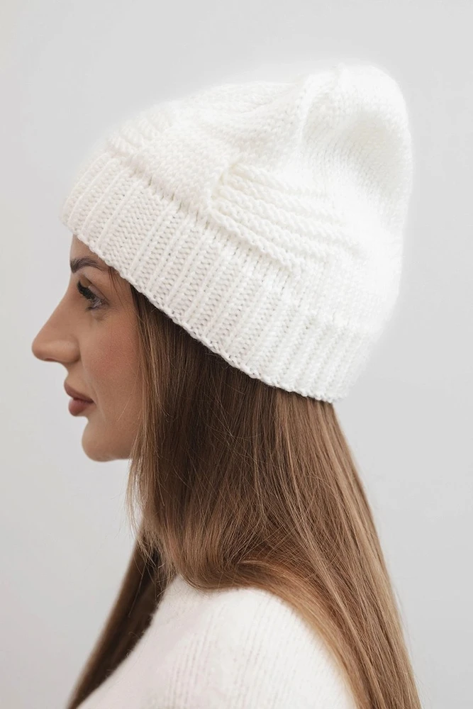 Moteriška žieminė kepurė beanie su dekoratyviniu pynimu, balta