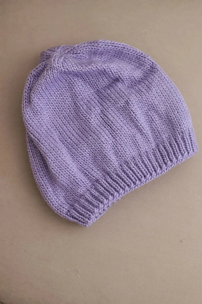Moteriška žieminė kepurė su ausytėmis ir rumbuotu mezgimu, violetinės spalvos