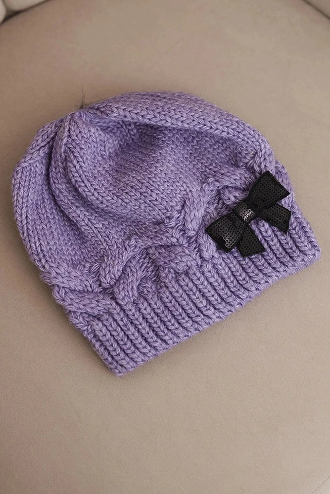 Moteriška žieminė kepurė su dekoratyviniu kaspinėliu ir pynių raštu K438, šviesiai violetinė