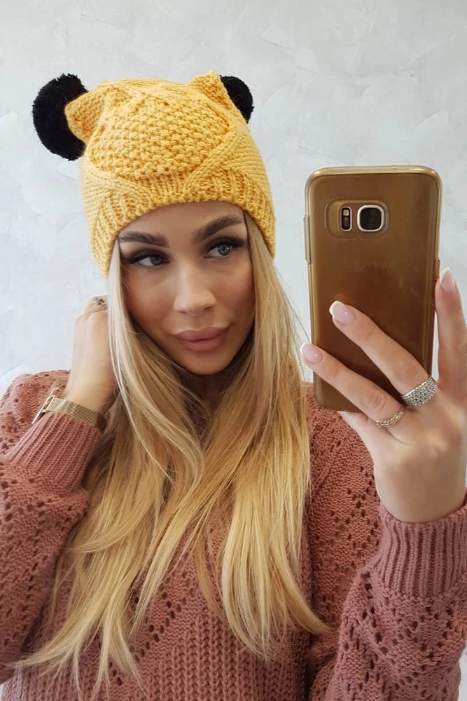 Moteriška žieminė kepurė su dviem bumbulais ir fliso pamušalu, geltona