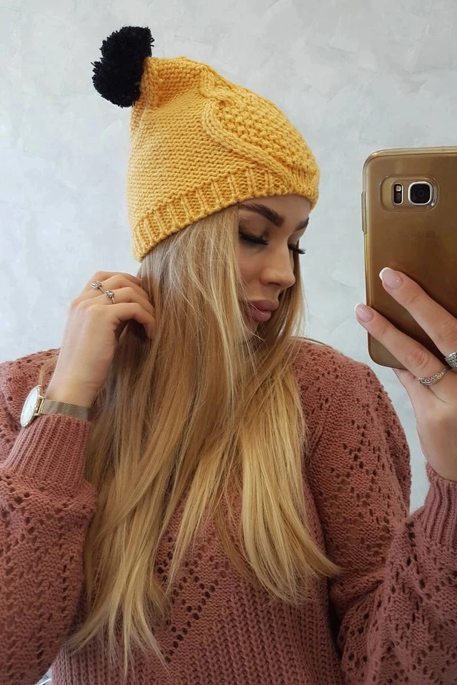 Moteriška žieminė kepurė su dviem bumbulais ir fliso pamušalu, geltona