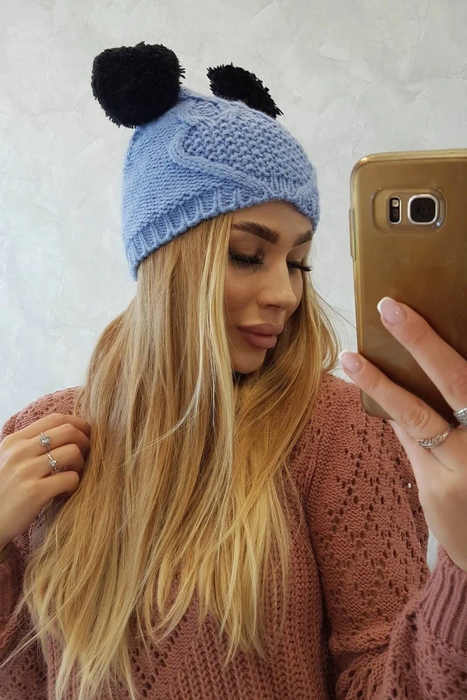 Moteriška žieminė kepurė su dviem bumbulais ir fliso pamušalu, mėlyna