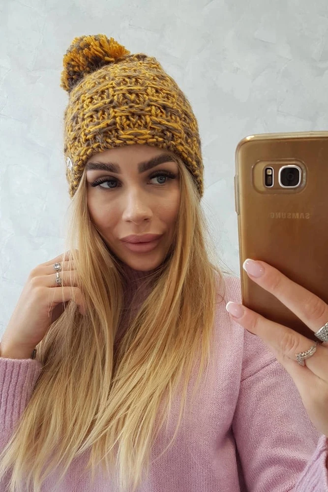 Moteriška žieminė kepurė su fliso pamušalu ir bumbulu Fiona, garstyčių spalvos