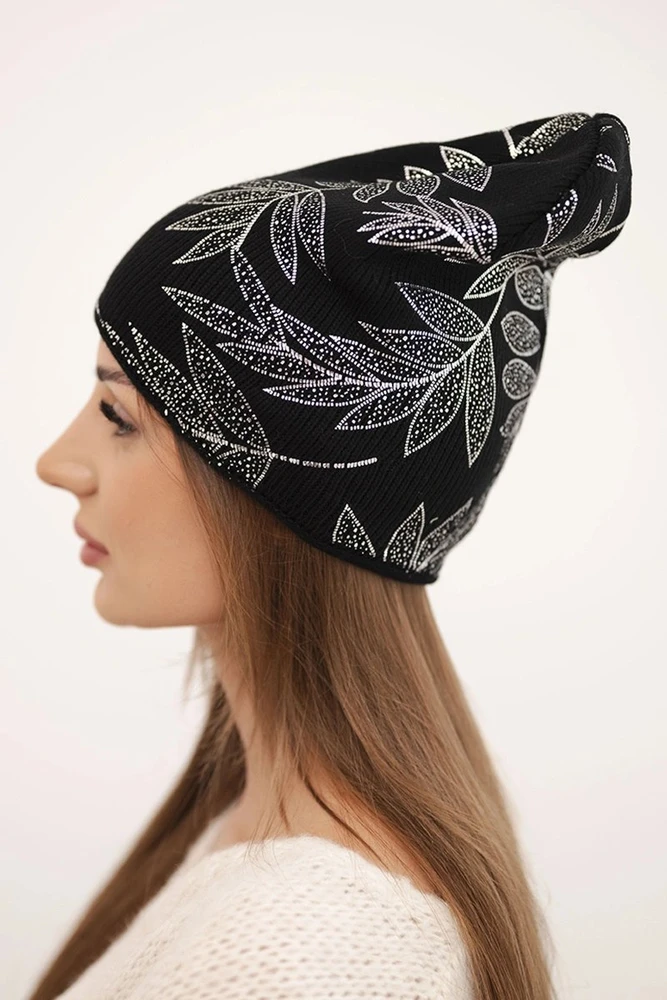 Moteriška žieminė kepurė su lapų raštu, juodos spalvos