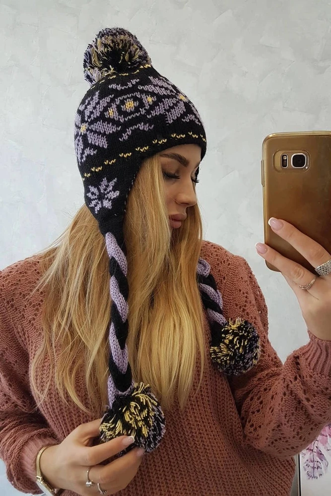 Moteriška žieminė kepurė su pynių raštu ir bumbulais Fabia, juoda / violetinė