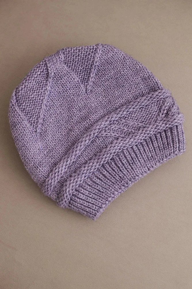Moteriška žieminė kepurė su pynių raštu K428, violetinės spalvos
