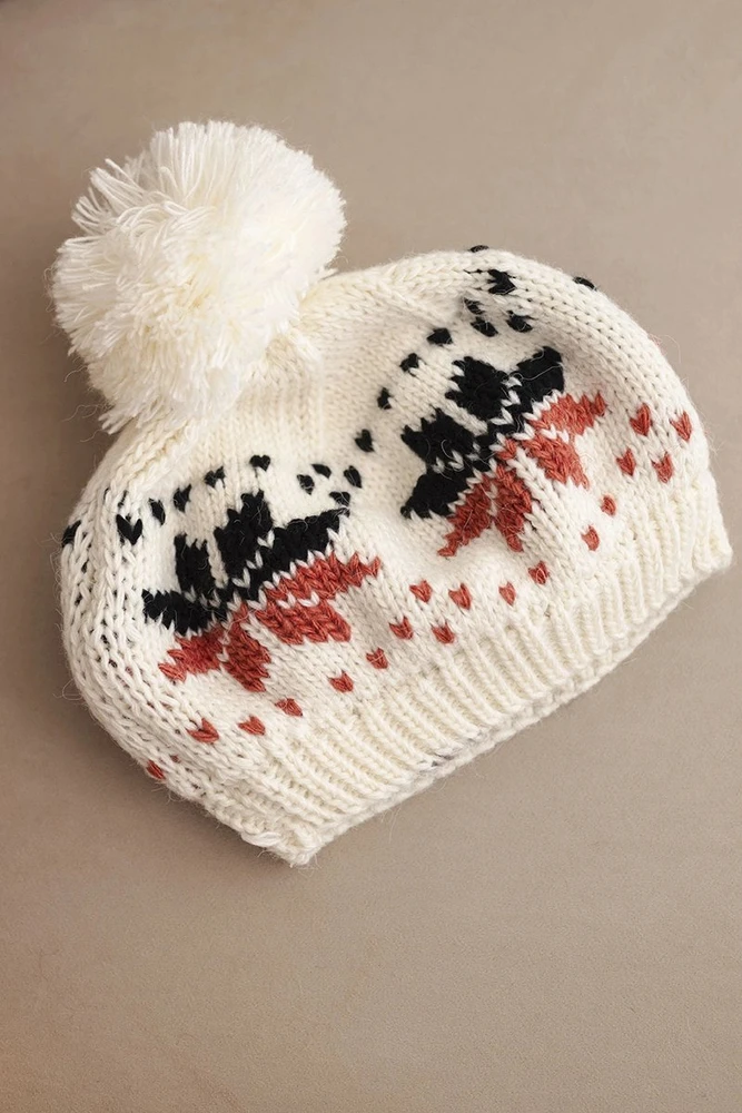 Moteriška žieminė kepurė su snaigių raštu ir bumbulu, ekru spalvos