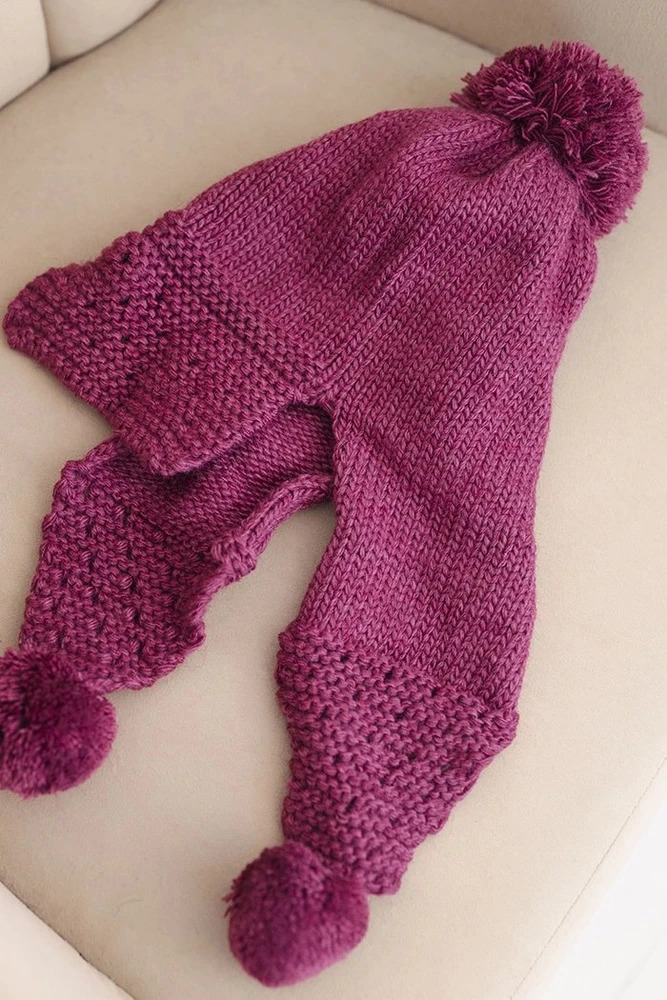 Moteriška žieminė kepurė su vilna, snapeliu ir bumbulais, tamsiai violetinės spalvos