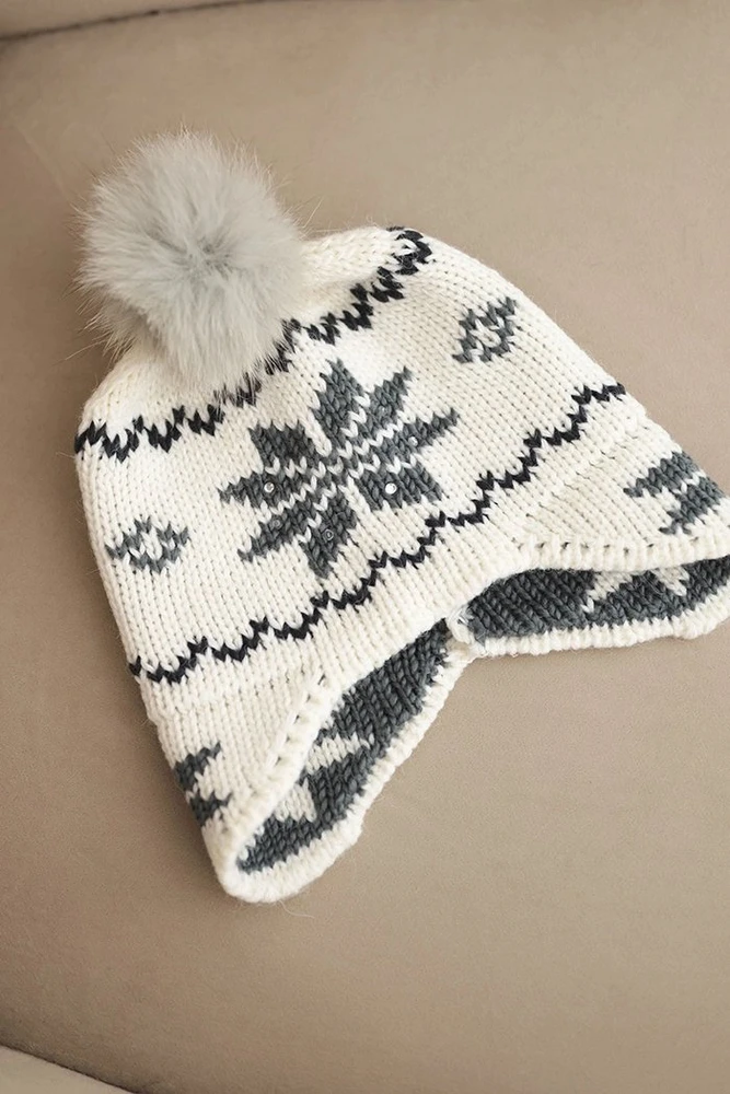 Moteriška žieminė vilnonė kepurė su snaigių raštu ir bumbulu, balta su grafito spalvos