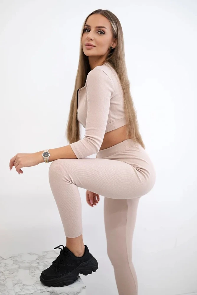 Moteriškas komplektas su rumbuotu crop top ir tamprėmis, šviesiai smėlio spalvos