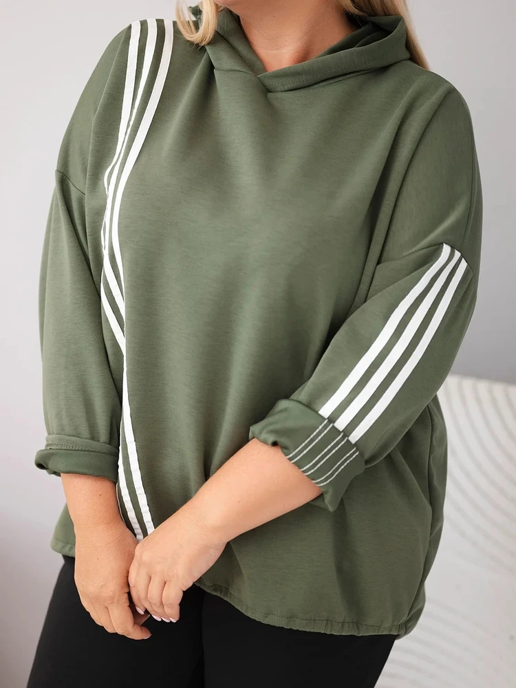 Moteriškas Plus Size džemperis su gobtuvu ir dekoratyvinėmis juostomis, chaki spalvos