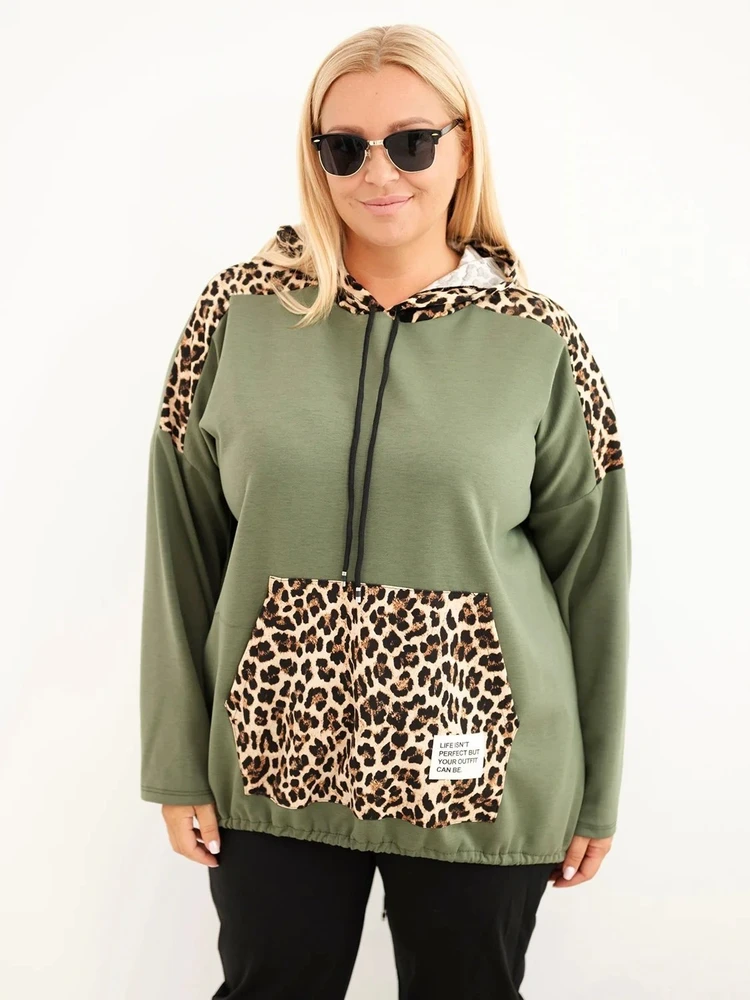 Moteriškas Plus Size džemperis su gobtuvu ir leopardo rašto detalėmis, chaki spalvos