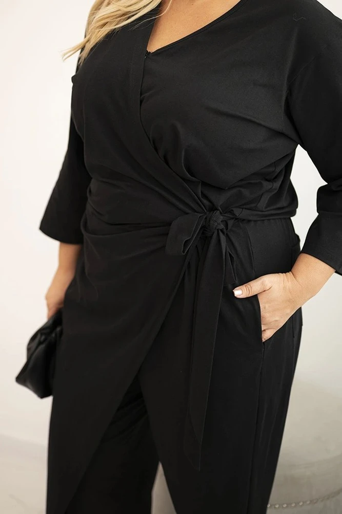 Moteriškas Plus Size juodas medvilninis kombinezonas su diržu ties juosmeniu ir 3/4 rankovėmis