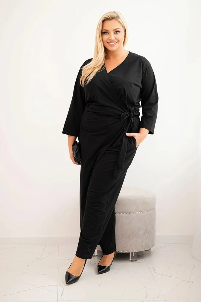 Moteriškas Plus Size juodas medvilninis kombinezonas su diržu ties juosmeniu ir 3/4 rankovėmis