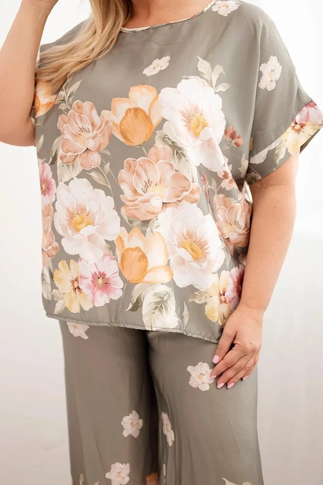 Moteriškas Plus Size komplektas su gėlėta palaidine ir plačiomis kelnėmis, chaki spalvos