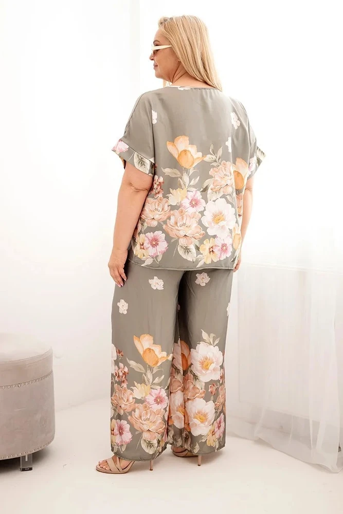 Moteriškas Plus Size komplektas su gėlėta palaidine ir plačiomis kelnėmis, chaki spalvos