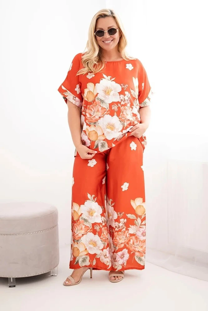 Moteriškas Plus Size komplektas su gėlėta palaidine ir plačiomis kelnėmis, plytų raudonos spalvos