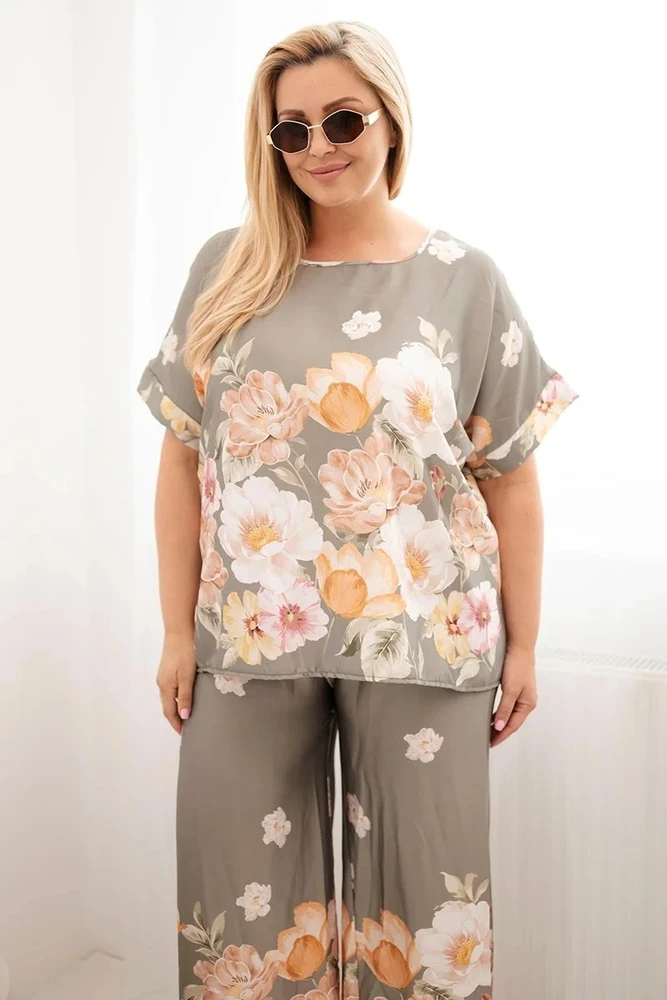 Moteriškas Plus Size komplektas su gėlėta palaidine ir plačiomis kelnėmis, chaki spalvos
