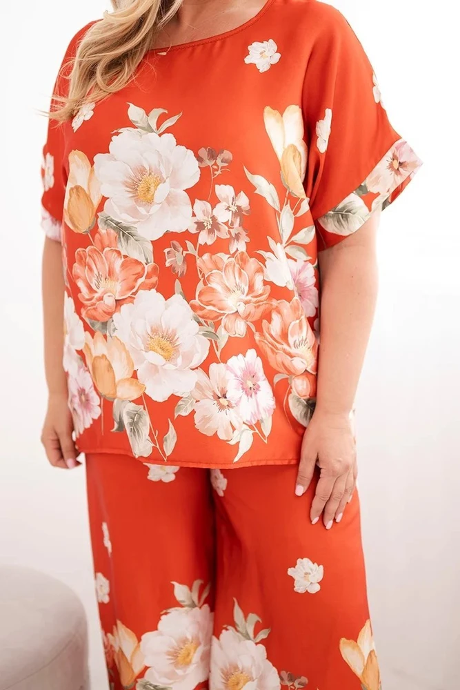 Moteriškas Plus Size komplektas su gėlėta palaidine ir plačiomis kelnėmis, plytų raudonos spalvos
