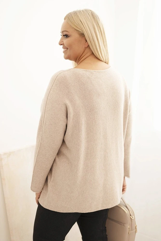 Moteriškas Plus Size megztinis su valtine iškirpte, tamsiai smėlio spalvos