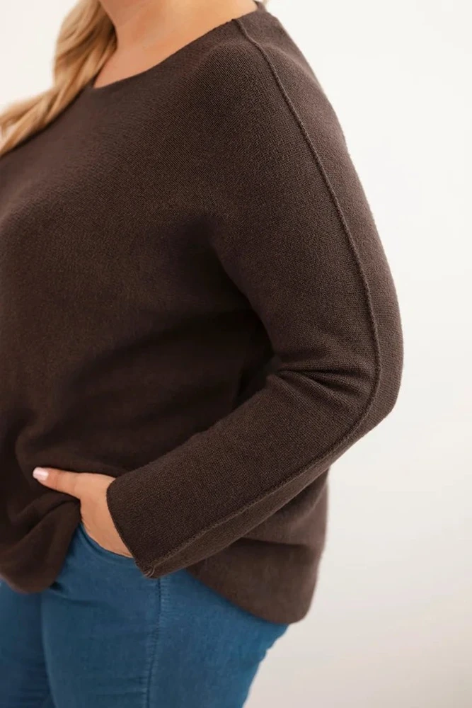 Moteriškas Plus Size megztinis su valtine iškirpte, rudos spalvos