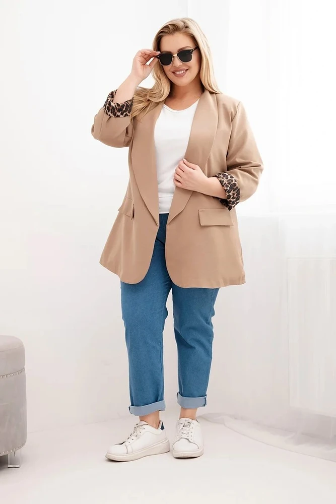 Moteriškas Plus Size švarkas su leopardo rašto pamušalu, kapučino spalvos