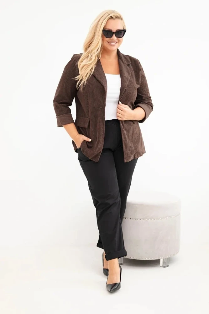 Moteriškas Plus Size švarkelis iš štruksinio audinio su atvartais ir kišenėmis, rudas
