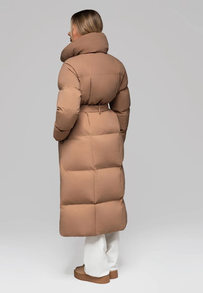 Moteriškas rudas ilgas pūkinis švarkas su diržu