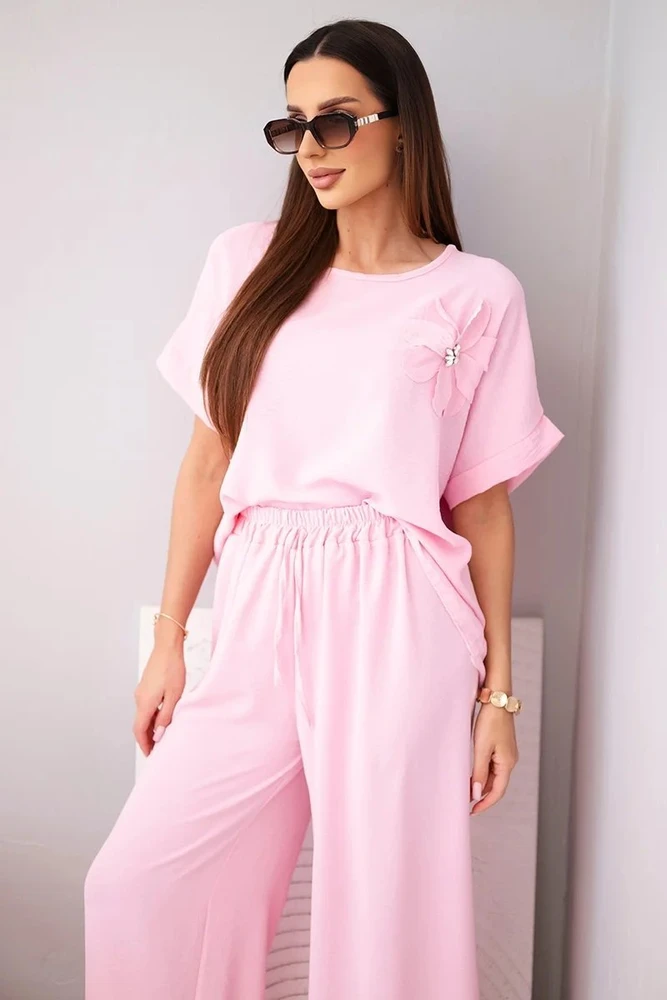 Moteriškas viskozinis dviejų dalių komplektas su gėle ir plačiomis kelnėmis, candy pink