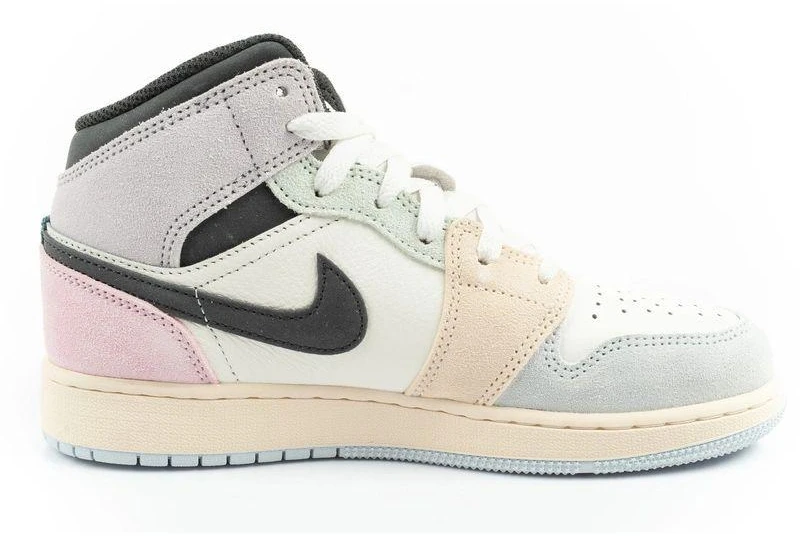 Moteriški aukšto aulo sportiniai bateliai Nike Air Jordan 1 – stilingi laisvalaikio kedai