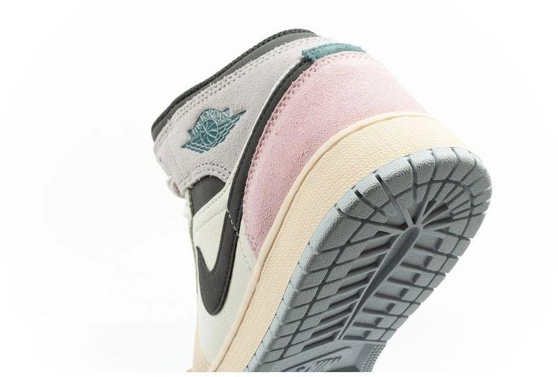 Moteriški aukšto aulo sportiniai bateliai Nike Air Jordan 1 – stilingi laisvalaikio kedai