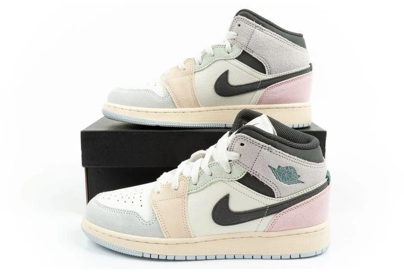 Moteriški aukšto aulo sportiniai bateliai Nike Air Jordan 1 – stilingi laisvalaikio kedai