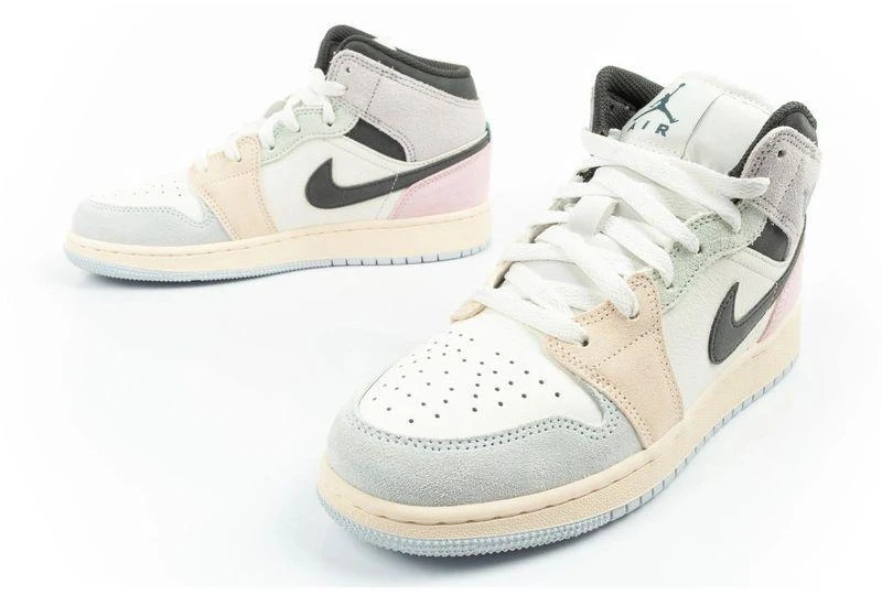 Moteriški aukšto aulo sportiniai bateliai Nike Air Jordan 1 – stilingi laisvalaikio kedai