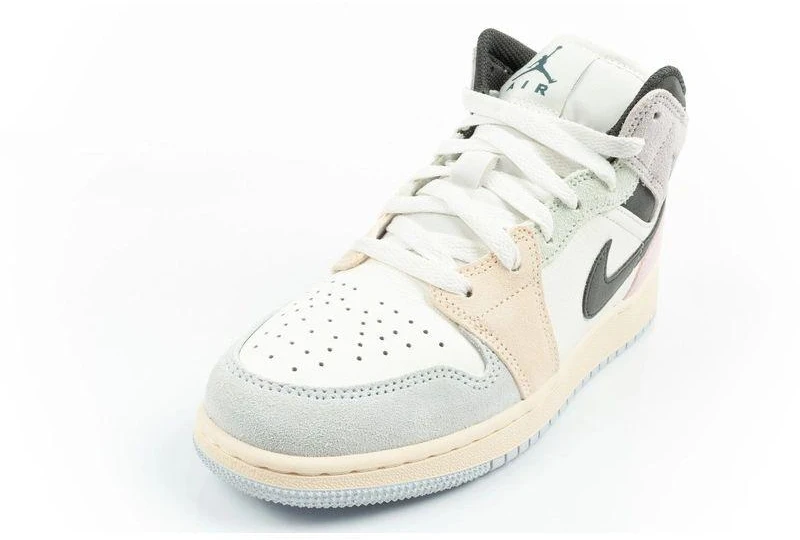 Moteriški aukšto aulo sportiniai bateliai Nike Air Jordan 1 – stilingi laisvalaikio kedai