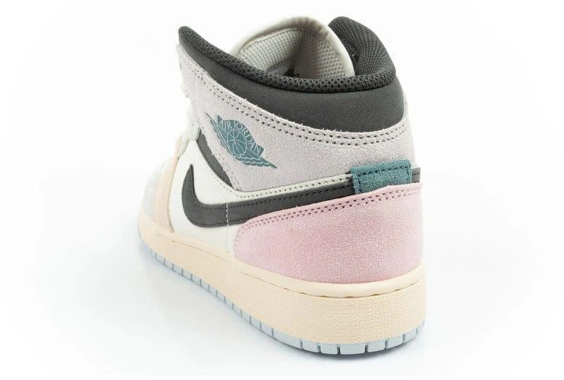 Moteriški aukšto aulo sportiniai bateliai Nike Air Jordan 1 – stilingi laisvalaikio kedai
