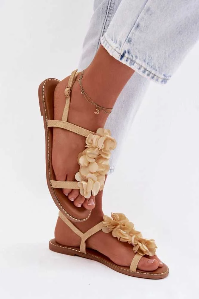 Moteriškos basutės iš dirbtinės odos su audinio gėlėmis