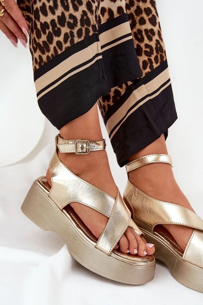 Moteriškos basutės su platforma ir stambiu kulnu, aukso spalvos