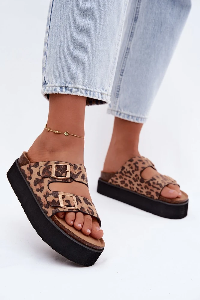 Moteriškos lakinės platforminės šlepetės su auksinėmis sagtelėmis Lee Cooper LCW-26-35-4459L, juodos