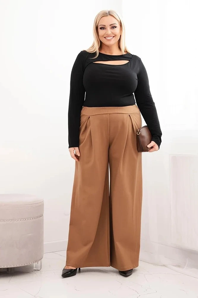 Moteriškos Plus Size kelnės plačiomis klešnėmis ir klostėmis, kapučino spalvos