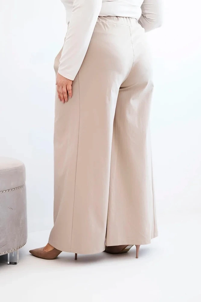 Moteriškos Plus Size kelnės plačiomis klešnėmis ir klostėmis, tamsiai smėlio spalvos