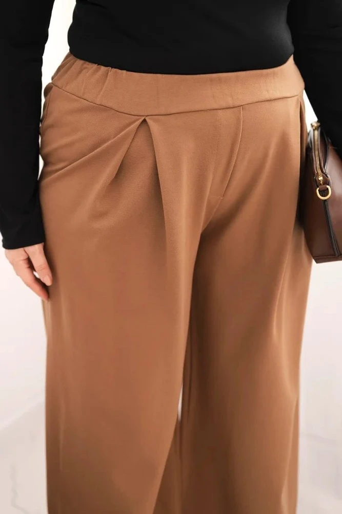 Moteriškos Plus Size kelnės plačiomis klešnėmis ir klostėmis, kapučino spalvos