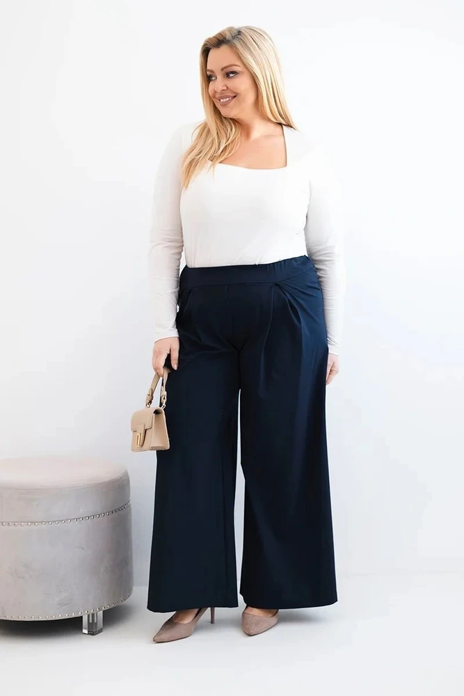 Moteriškos Plus Size kelnės plačiomis klešnėmis ir klostėmis, tamsiai mėlynos spalvos