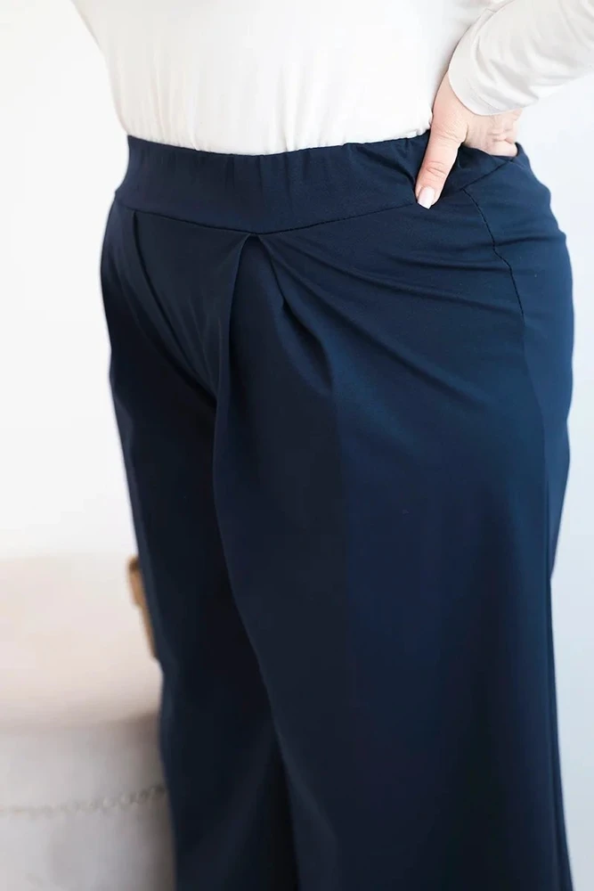 Moteriškos Plus Size kelnės plačiomis klešnėmis ir klostėmis, tamsiai mėlynos spalvos