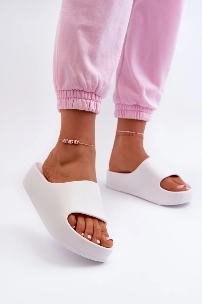 Moteriškos šlepetės ant masyvios platformos STEP IN STYLE, balti
